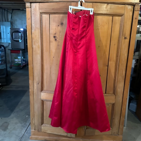 Red satin evening gown - Picture 2 of 3